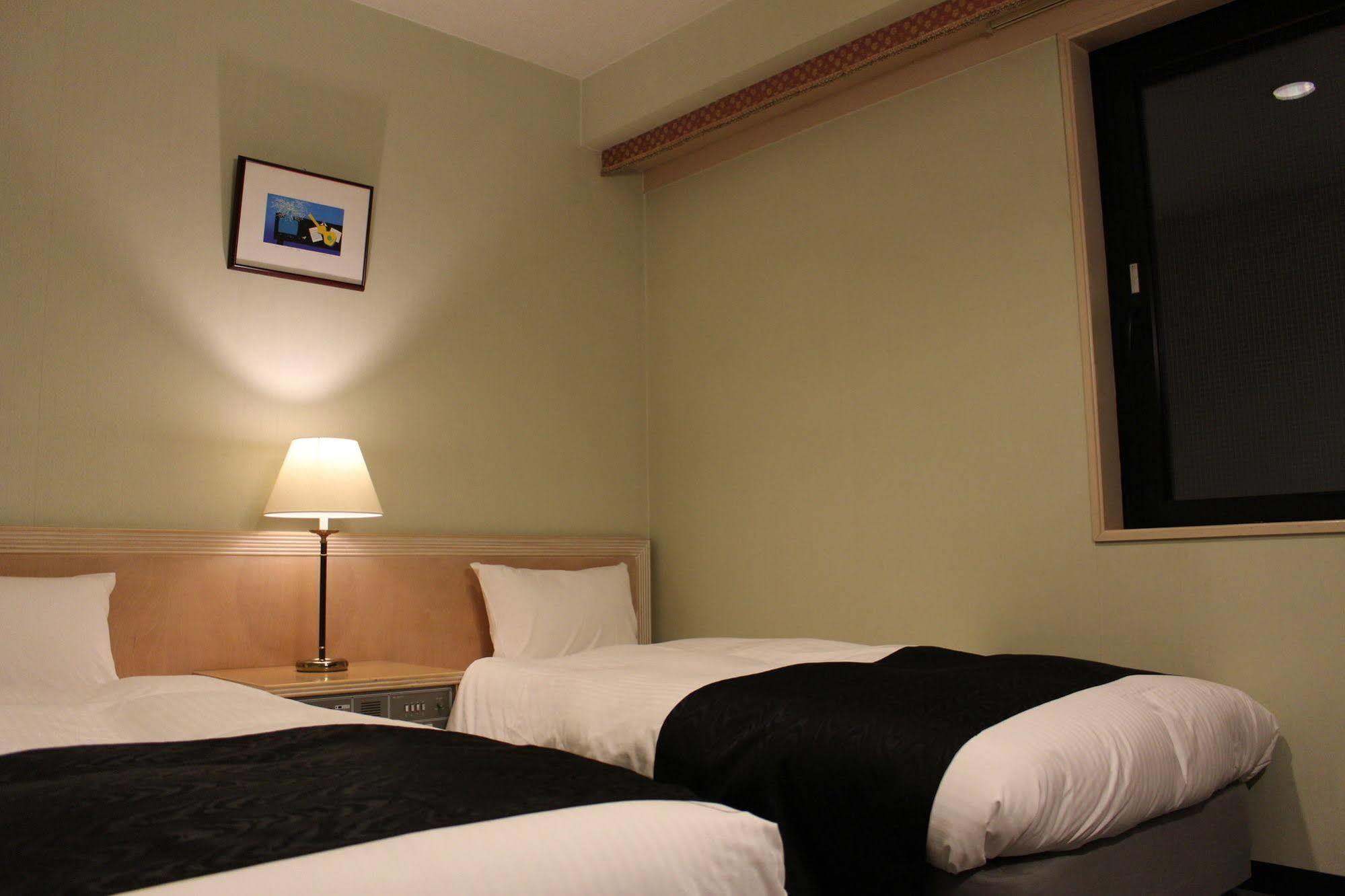 Apa Hotel Tonami Ekimae Ngoại thất bức ảnh